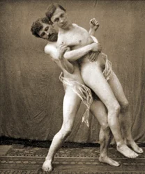 Zapaśnicy demonstrują chwyt w pasie, ok. 1910